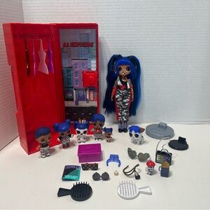 L.O.L. Surprise! O.M.G. Dolls downtown BB and family with locker toys
